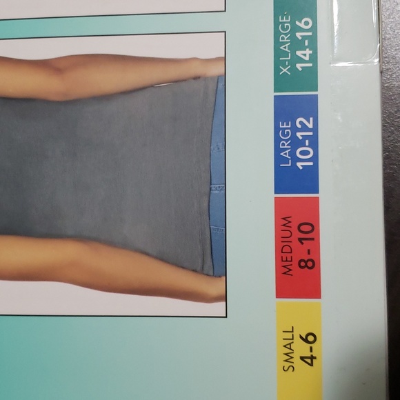 4 Pack Felina, Ladies Reversible Tank, Converts to V-Neck or Scoop Neck. - Picture 7 of 7